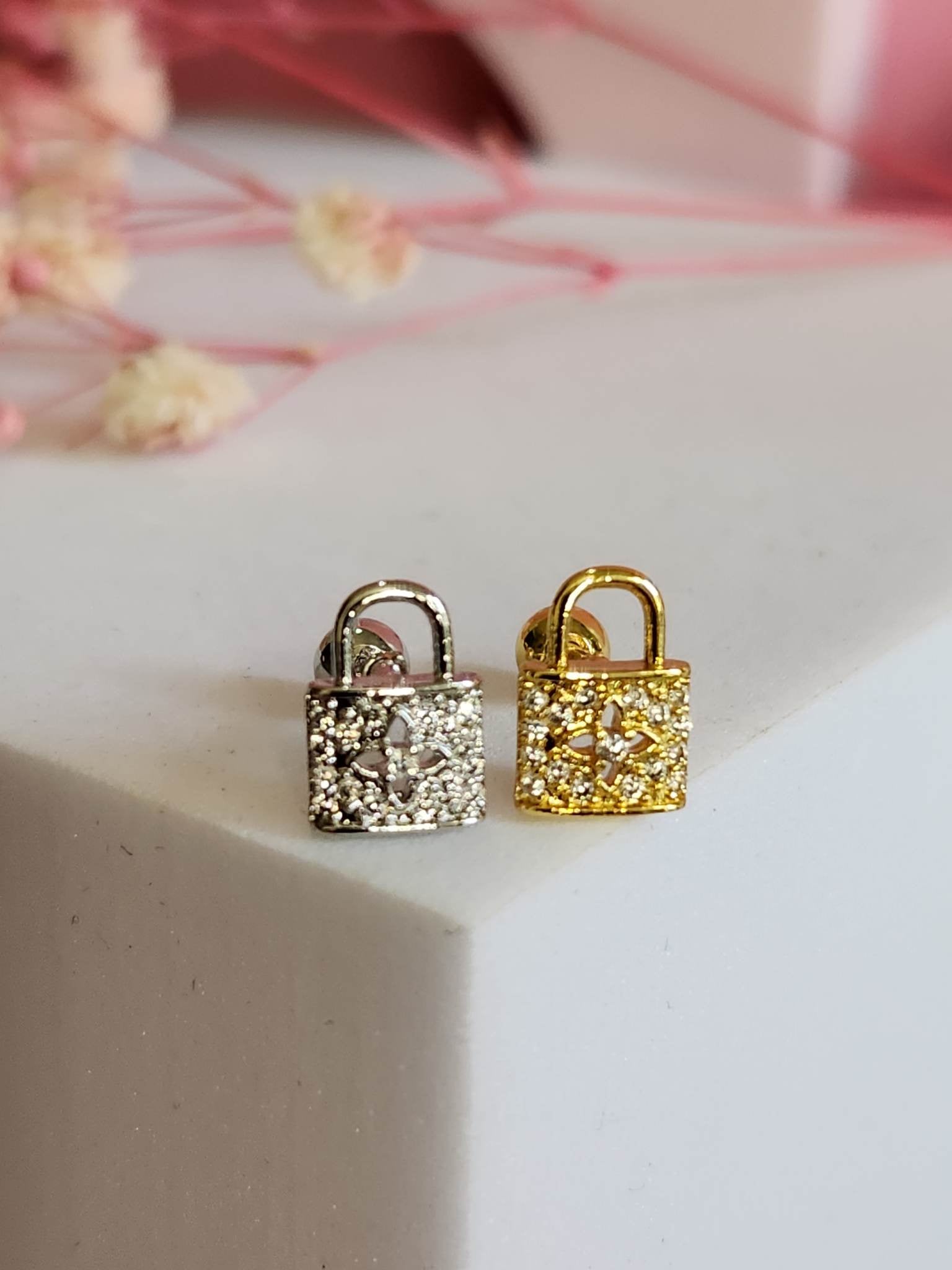 Lock earrings store design